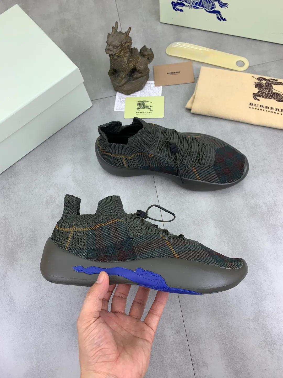 Men's Men's Shoes 💰P620 💰【New Style】Top Version 🆘【Burberry】New Burberry Fly Knit Shoes are now available with perfect workmanship! 🔥Perfect shape and top quality🙈Non-slip and wear-resistant high-end rubber outsole👣Versatile and comfortable shoes, standard size: 39-45 (customized 38-46) 2️⃣colors available Top-quality packaging